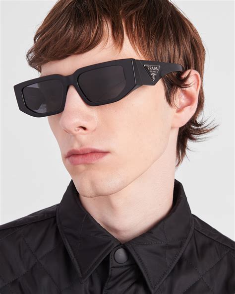 prada sonnenbrille mit triangolo-logo|Prada.